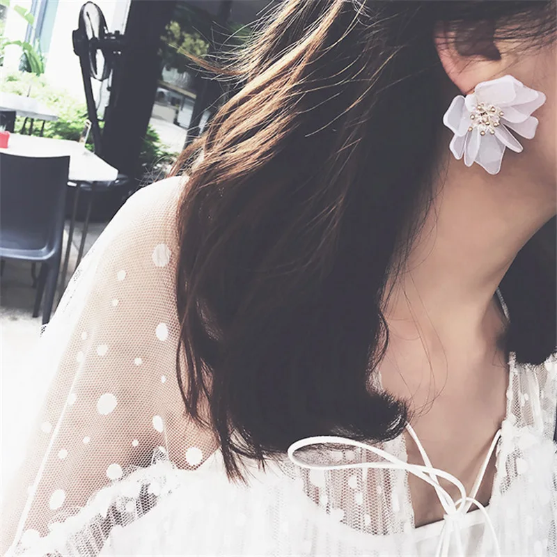 

Korean Sweet Fashion Vacation Style White Acrylic Exaggerated Three-dimensional Large Flowers Earrings Female
