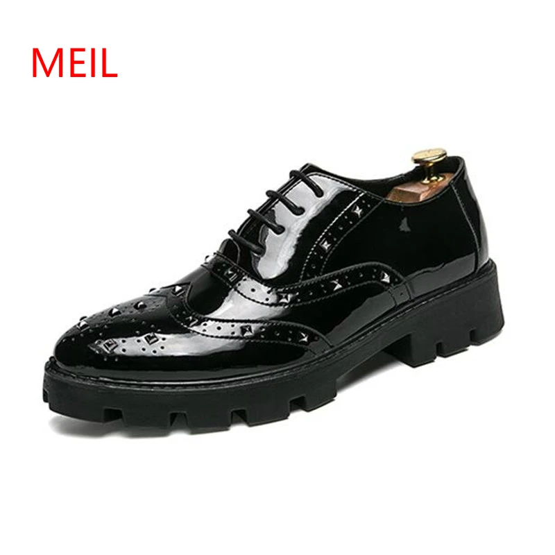 

Oxford Shoes for Men 2018 Autumn Carved Brogue Leather Shoes Men Fashion Casual Embossed Thick Bottom Rivets Nightclubs Shoes