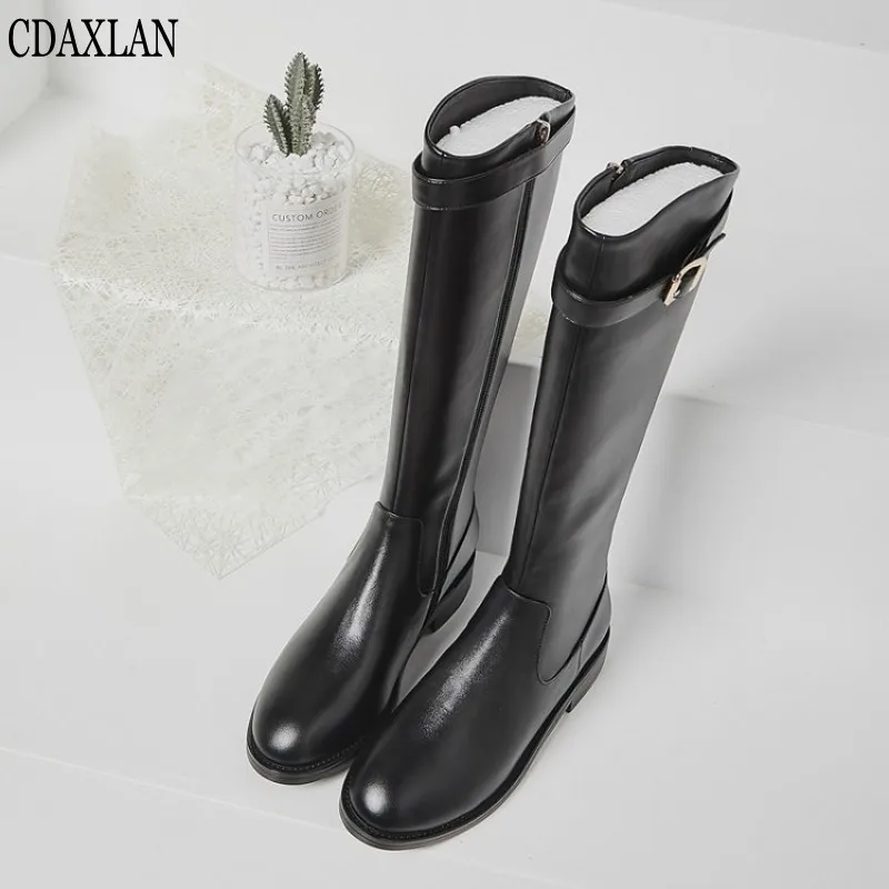 CDAXILAN/новые женские ботинки мотоциклетные ботинки из натуральной коровьей кожи с боковой молнией на плоской подошве на низком каблуке сапоги до колена Осень-зима