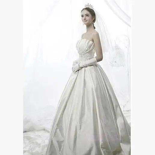 Nice white dress for wedding cakes