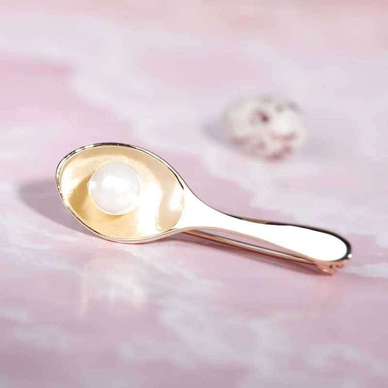

Blucome Simulated Pearl with Spoon Shape Brooches Pins Gold Color Small Suit Collar Clip Needle Brooch Chef Tools Harajuku Badge