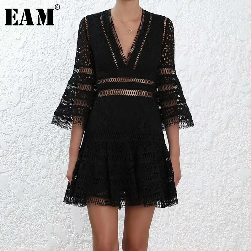 [EAM] 2018 New Summer V-collar Half Flare Sleeve Lace Pplit Joint Hollow Out Loose Temperament Dress Women Fashion Tide JF977