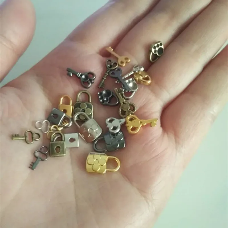 

Doll clothes bag shoes accessories mini lock and keys - blyth lati