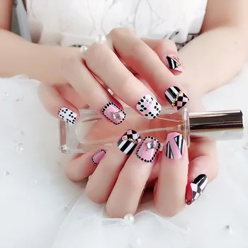

Ladies Fake Nails with Glue 24pcs Sweet Pink artificial nails Black White Stripe Designs Full Cover short False Nails tips