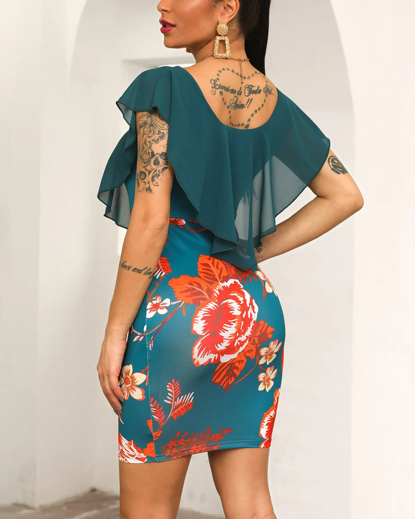 Женское летнее платье футляр с рюшами Пляжное v образным вырезом и цветочным