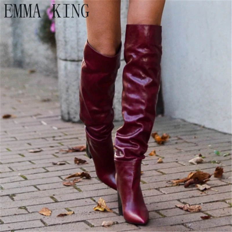 Зимние сапоги до бедра из кожи розового и красного цвета; женская обувь на высоком каблуке с острым носком; пикантные женские ботфорты выше колена на квадратном каблуке