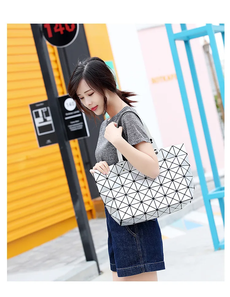 ZYJ Deformable Women Laser Geometry Quilted Plaid Pearlescent Handbag Shoulder Bags Casual Sequins Lattice Foldable Tote Bag (9)