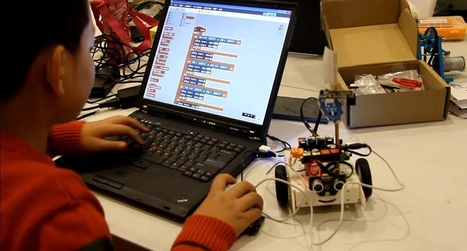 Робототехника программирование роботов. Программирование роботов. arduino для детей. робот для программирования для детей. робот программист.