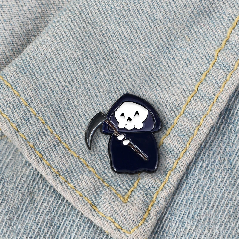 

New Ghost horror holding a sickle Wearing a black cloak Skeleton brooch Creative personality badge Halloween costume accessories