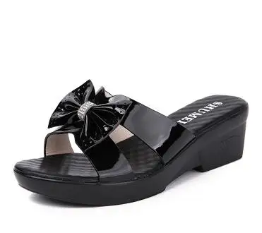 Тапочки для мамы из натуральной кожи; дышащие тапочки; обувь на платформе; сандалии на полой подошве со стразами; Летняя женская обувь из воловьей кожи - Цвет: Черный