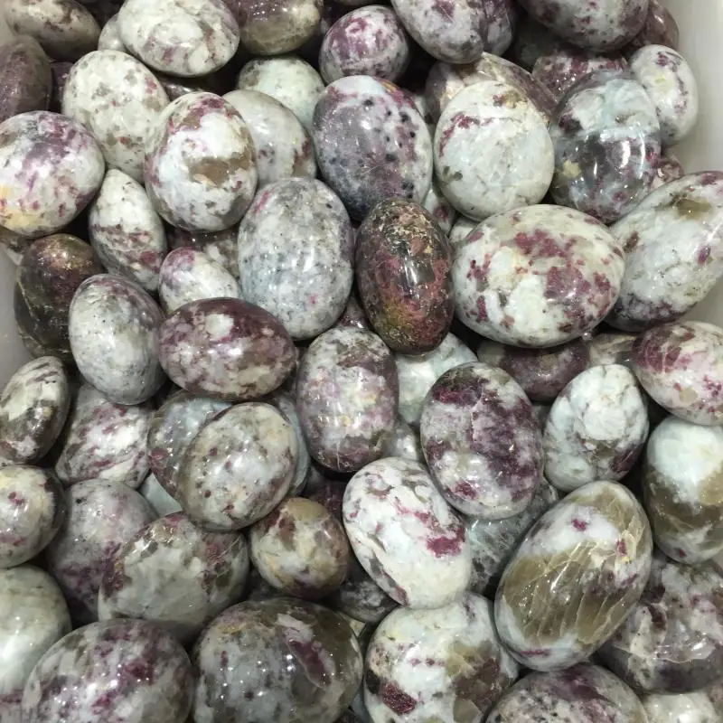 The natural plum tourmaline stone decoration tourmaline is used to play