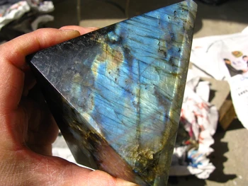 

RAINBOW NATURAL PRETTY LABRADORITE CRYSTAL PYRAMID HEALING 640g