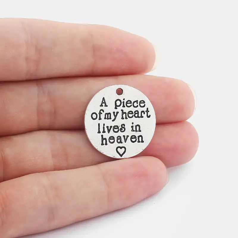 20 шт. круглый резной кулон с надписью A piece of my heart lives in heaven модные ювелирные