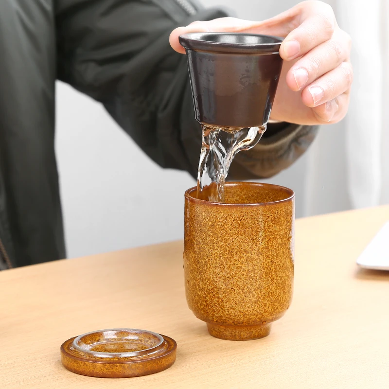 

Chinese ceramic personal Kung Fu tea cup has a net to prevent tea mixed in the tea kitchen office drinking utensils to send
