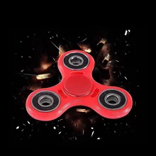 Весело Треугольники ручной блесны Непоседа палец аутизм СДВГ Игрушечные лошадки EDC стол игрушка детей взрослых гироскопа фокус держать Tri-Spinner игрушки, подарки