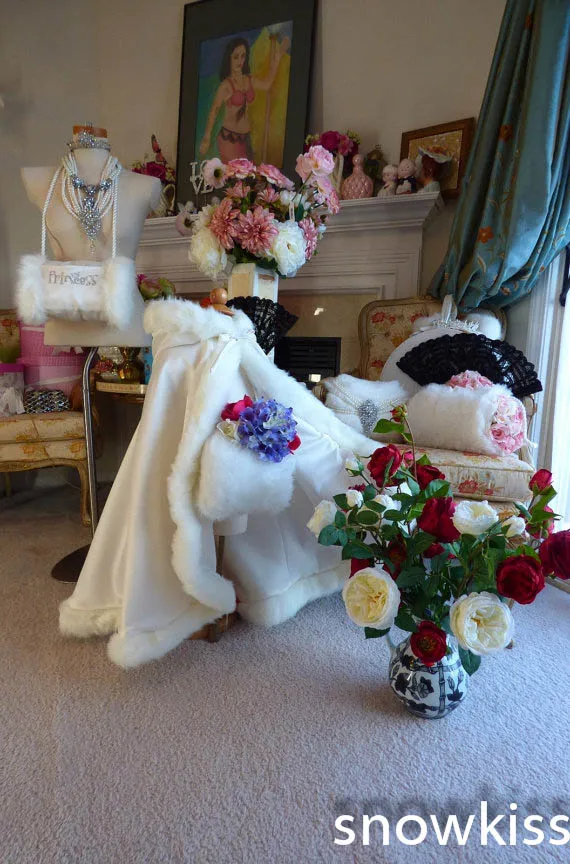 Long Satin white Wedding Cloak Fur Trim Junior Bridesmaid Cape for Communion dress flower girl jacket princess outfit with muff Long Satin white Wedding Cloak Fur Trim Junior Bridesmaid Cape for Communion dress flower girl jacket princess outfit with muff