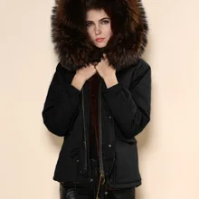 Удобная черная короткая куртка из искусственного меха кофе внутри с большим воротником из меха енота парка с капюшоном пальто