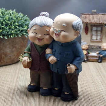 

Watch the old man with a Book Lover's swing resin Woman saving pot kissing dolls statues Home decoration dies