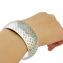 Модные и популярные дешёвая цена Винтаж Серебряный, покрытый, гравированный цветок Форма Широкий Браслет-манжета можно регулировать