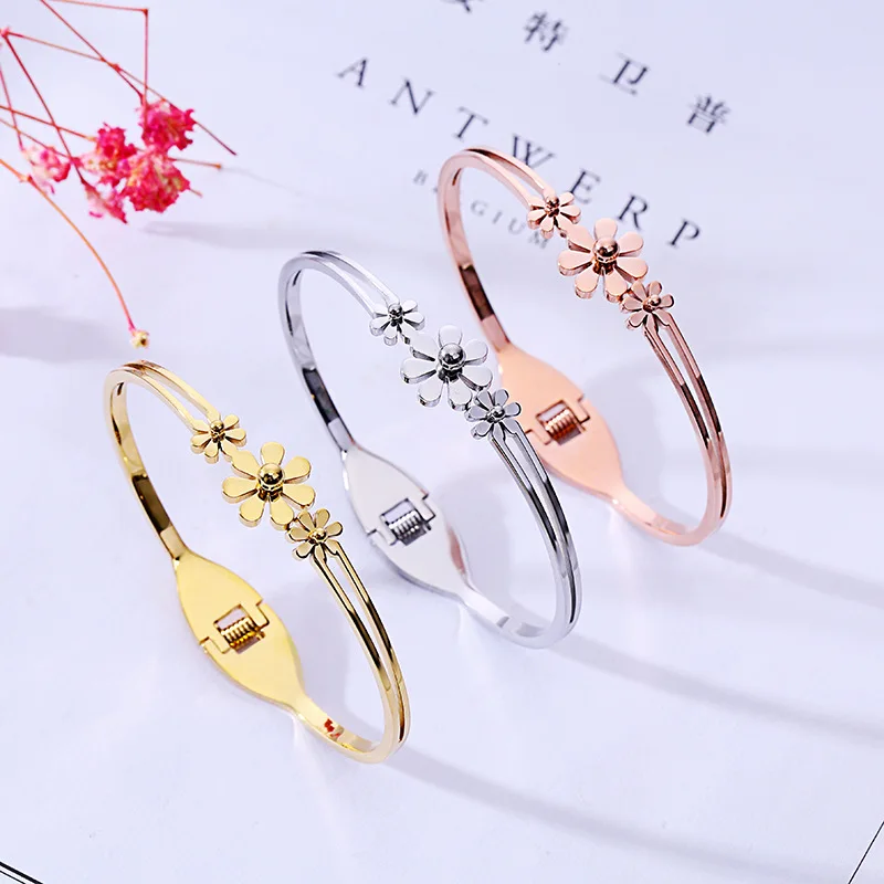 

Fashion, lucky flower, light version, titanium steel bracelet, female , Anti-allergic bracelet accessories wholesale