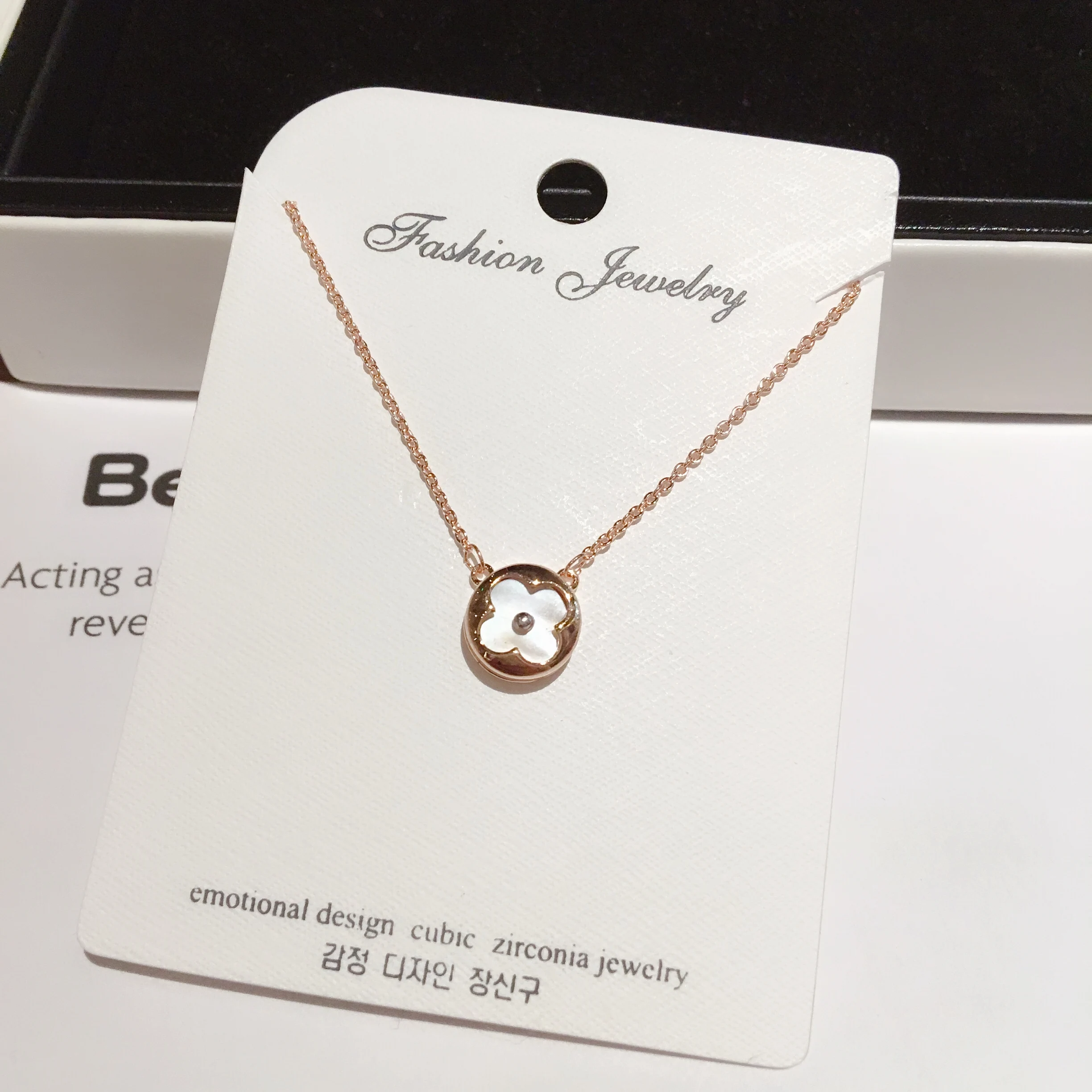 

High-end Round Pendant Necklace Rose Gold Color Natural Shell Clover Necklace Chain for Women Gift Jewelry