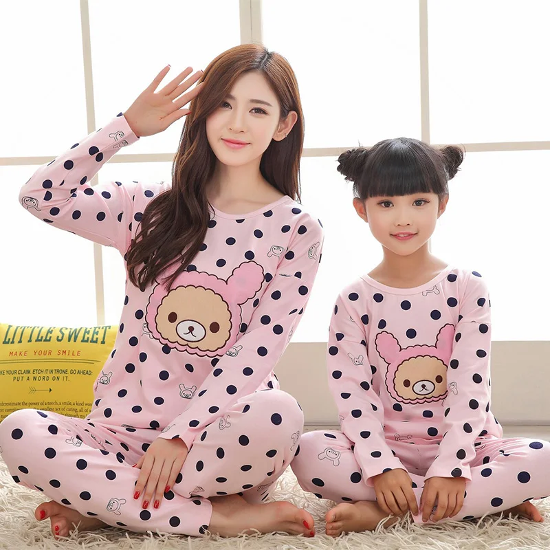 Пижамы для малышей одинаковые пижамы для всей семьи коллекция года; сезон осень-зима; одежда с длинными рукавами для мамы и дочки одежда в горошек; Ropa Mama E Hija