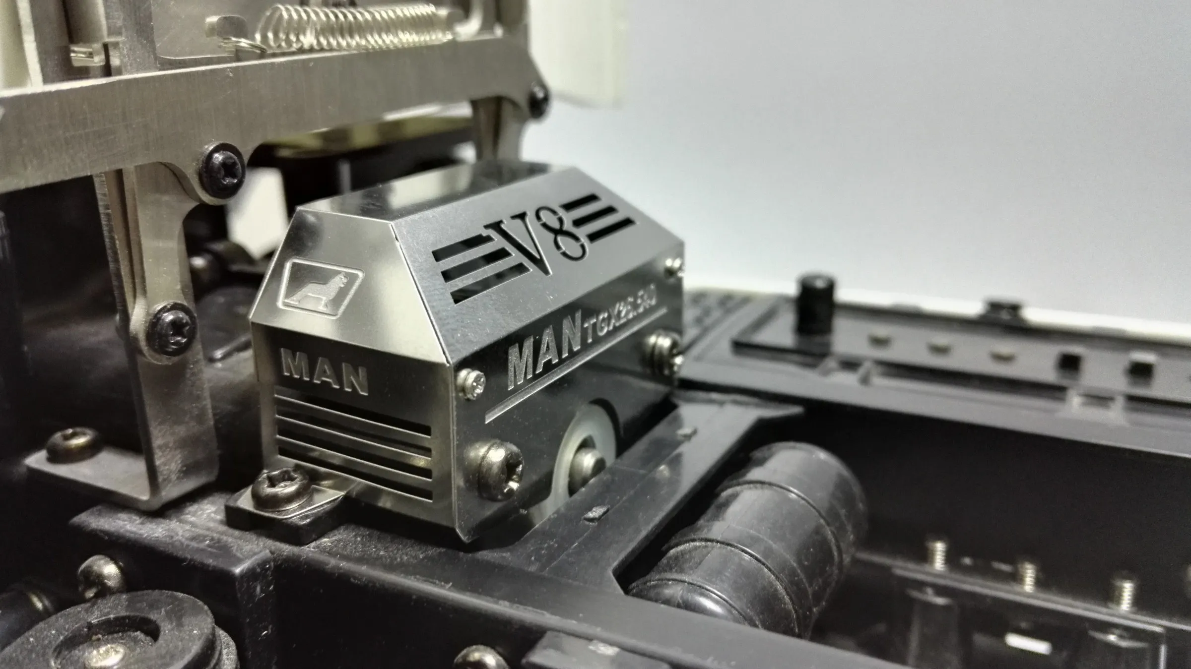 

Tamiya 1/14 Dige mud head tractor tamiya man 56325 tgx v8 hood gearbox