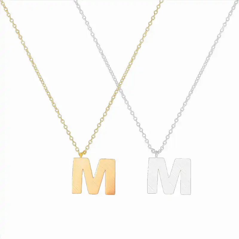 Collar de Oro Personalizado letra del alfabeto M.
