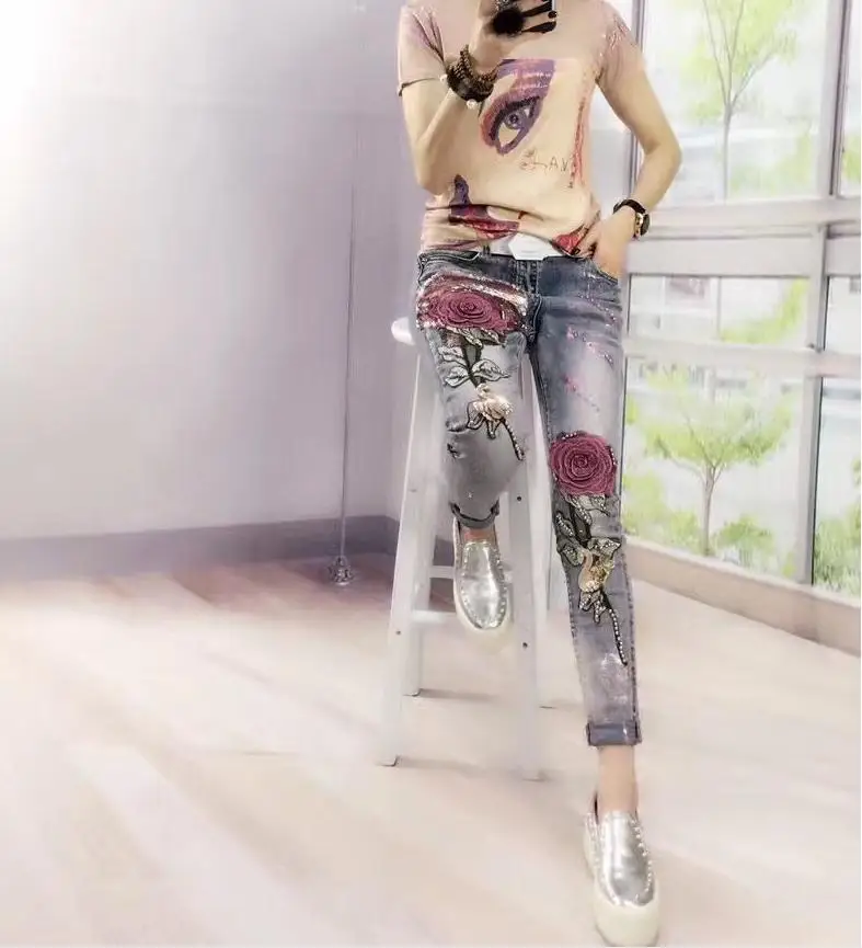 Индивидуальные Женские джинсы-карандаш, весенние модные эластичные Стрейчевые брюки с вышивкой розы и блестками