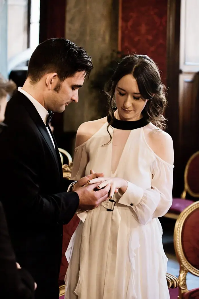 piazza-del-campidoglio-in-rome-was-the-perfect-wedding-destination-for-this-art-and-history-loving-couple-quince-and-mulberry-studios-29-700x1050