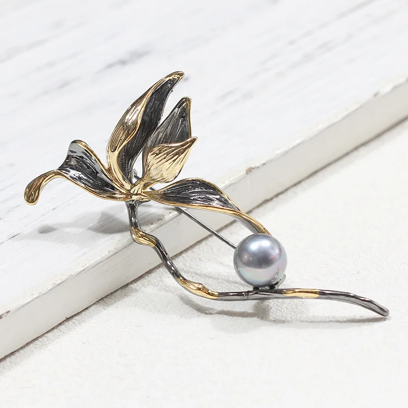 

Personalized design two-color gold dead leaf brooch inlaid imitation pearl pin brooch anti-going for wemon