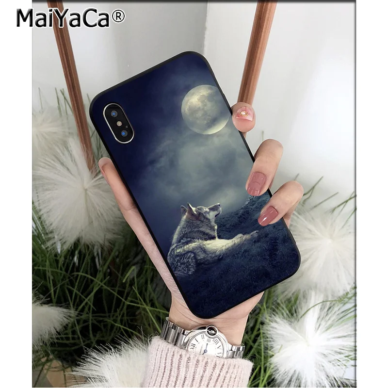 Moon roaring wolf