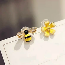 

Korean Design Irregular Personality Stud Earrings For Women Fashion Simple Cute Asymmetric Crystal Bee Flower Earrings Jewelry