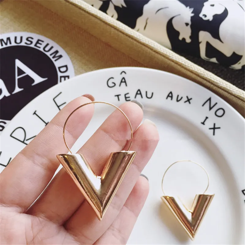 

free shipping Hot Sale New Fashion Trend Earrings Brincos Oorbellen Simple Metal Wind Letter V Shape Stud Earrings Women Gift