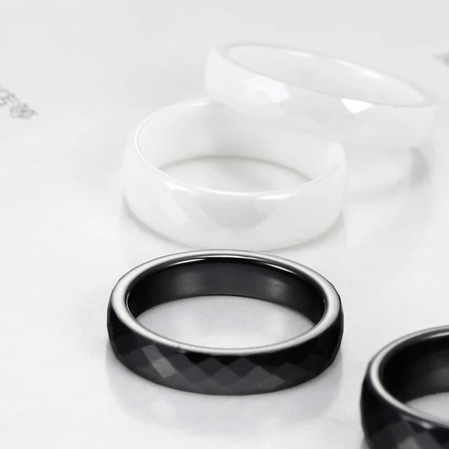 женское керамическое кольцо без царапин светло светильник вое фотография