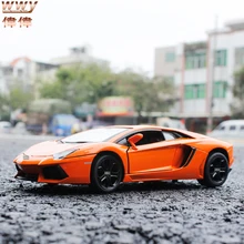 

Hot Wheels 1:24 Scale Aventador LP 700-4 Supercars Diecast Vehicle / Cars for Boys
