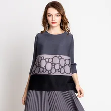 Плюс размеры футболка для женщин осень г. Мода Miyake плиссированные цвет лоскутное круглый средства ухода за кожей шеи свободные повседневн