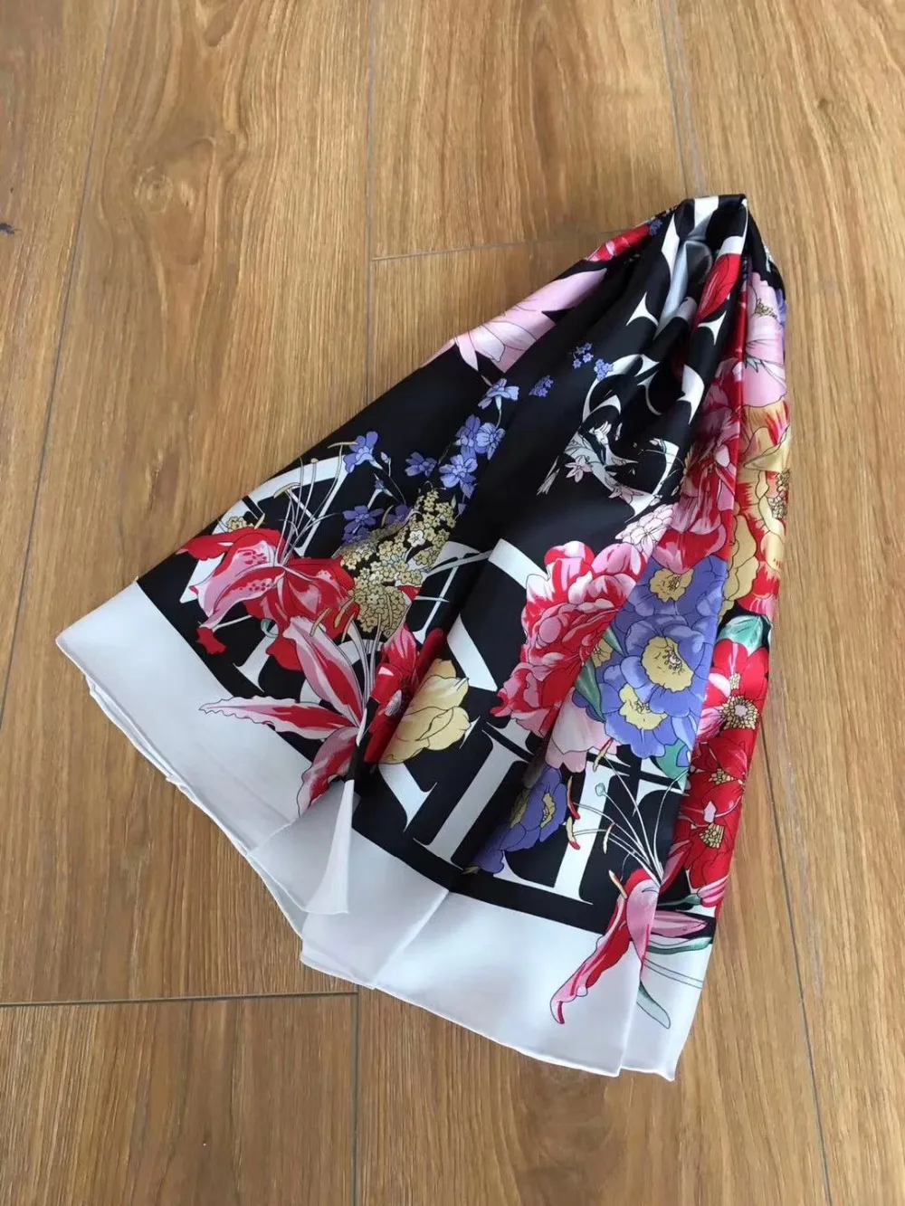 

2019 new arrival spring autumn chain pattern 100% pure silk scarf twill hand made roll 90*90 cm shawl wrap for women lady