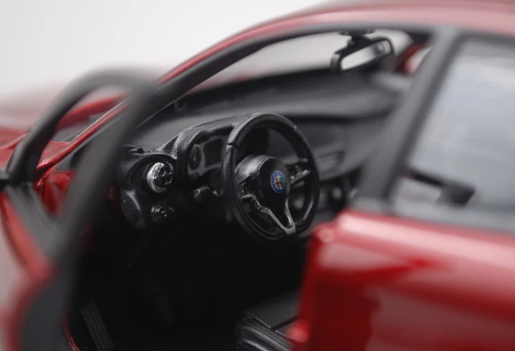 Bimei Высокая 1:24 Alfa Romeo Giulia модель автомобиля из сплава красный синий подлинный