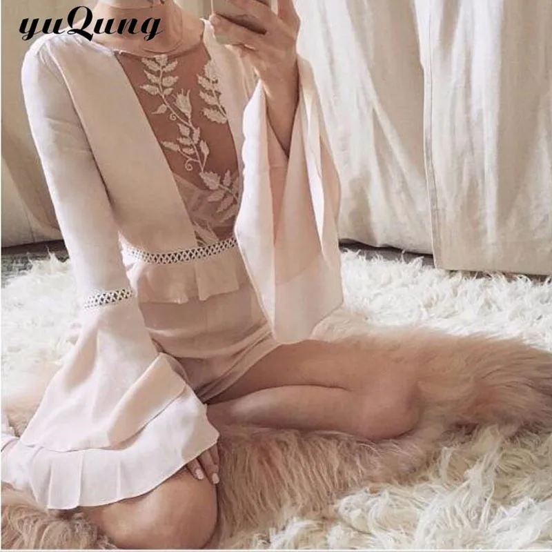 Yuqung Женщины Ползунки вышивкой Flare рукавом Playsuit полые Уличная Сексуальная