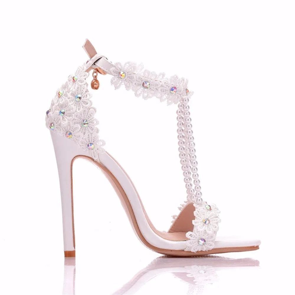 Женские босоножки со стразами; белые кружевные свадебные туфли с цветами, жемчугом и кисточками на очень высоком каблуке; изящные свадебные туфли на высоком каблуке; свадебные туфли