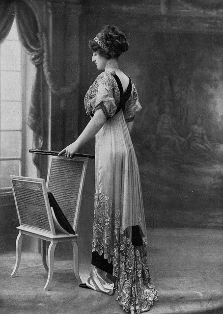 

Les Modes (Paris) 1910 Robe de Diner par Redfern Victorian dress satin dress Civil war dress Period dresses