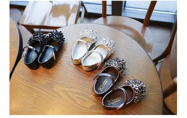 Модные туфли со стразами детская обувь Женская модельная обувь Весна Лакированная кожа обувь принцессы для девочек Балетки детские сандалии