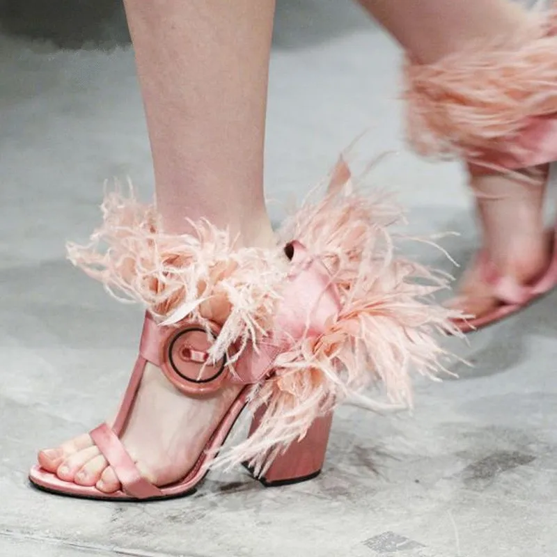 baratas Saltos Bloco Mulheres Sandálias roma Estilo Cut Outs Rosa Pena Vermelha Sapatos de Salto Alto Botão Decoração com Tira No Tornozelo Mulheres bombas