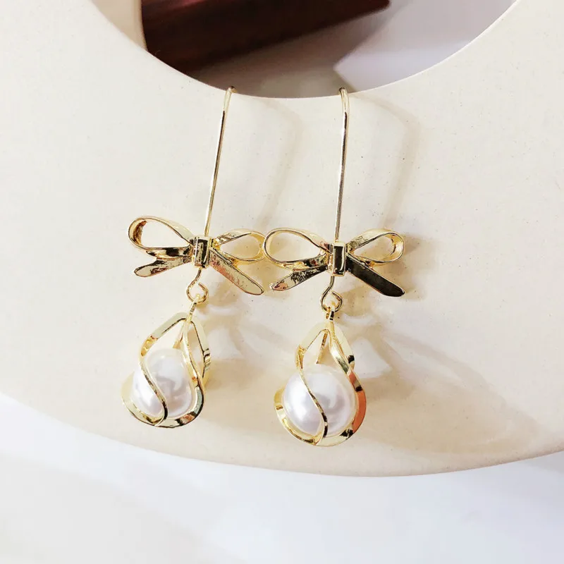 

2019 new Korean Fashion Bowknot Pearl Earrings Female Personality Net Red Metal Ear Nails Inswind Handmade For Women female