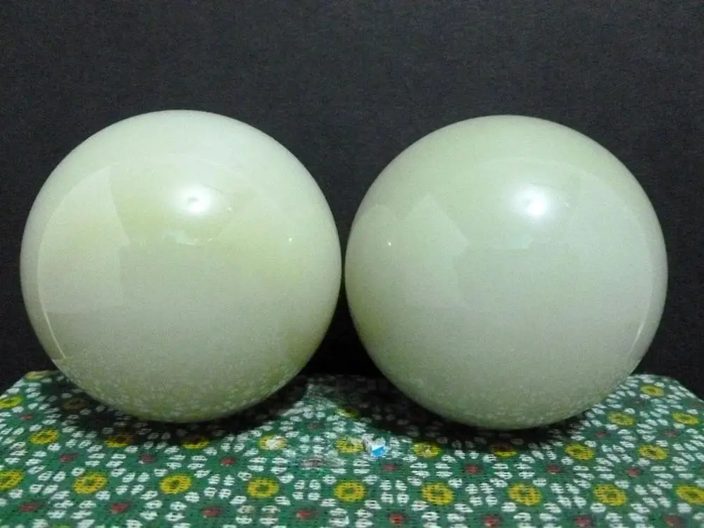 

JADEITE BALL VINTAGE CHINESE JADE JADEITE PAIR OF BALL WITH ORIGINAL CASE . 5683