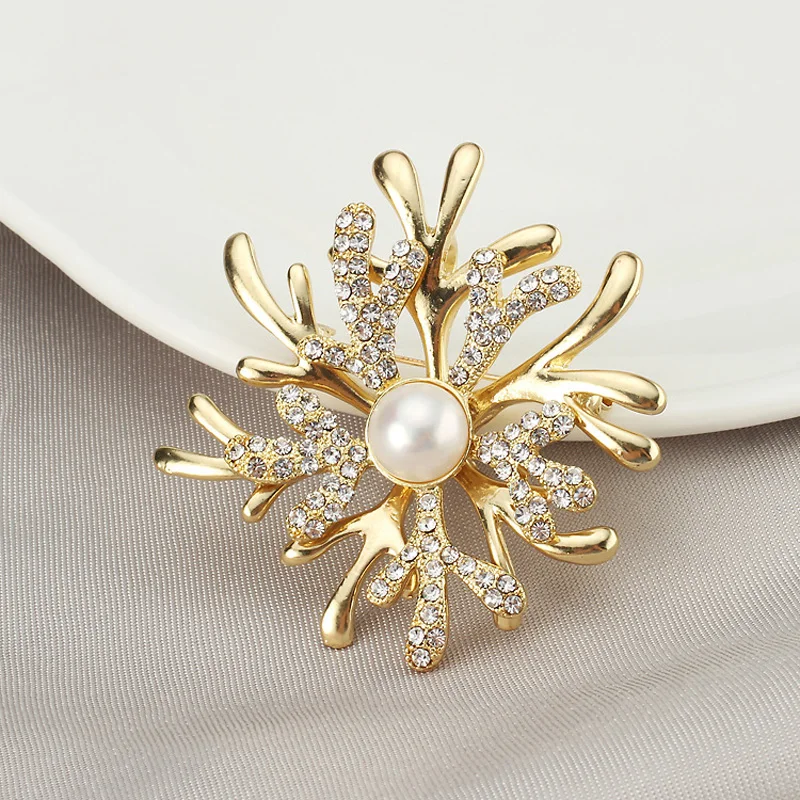 Luxury Crystal Gold Flower Brooches Women Natural Pearl Rhinestone