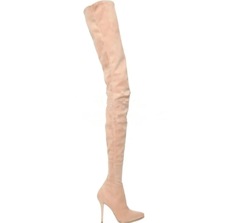 Пикантные ботфорты выше колена; облегающие эластичные замшевые сапоги на высоком каблуке с острым носком; очень высокие сапоги