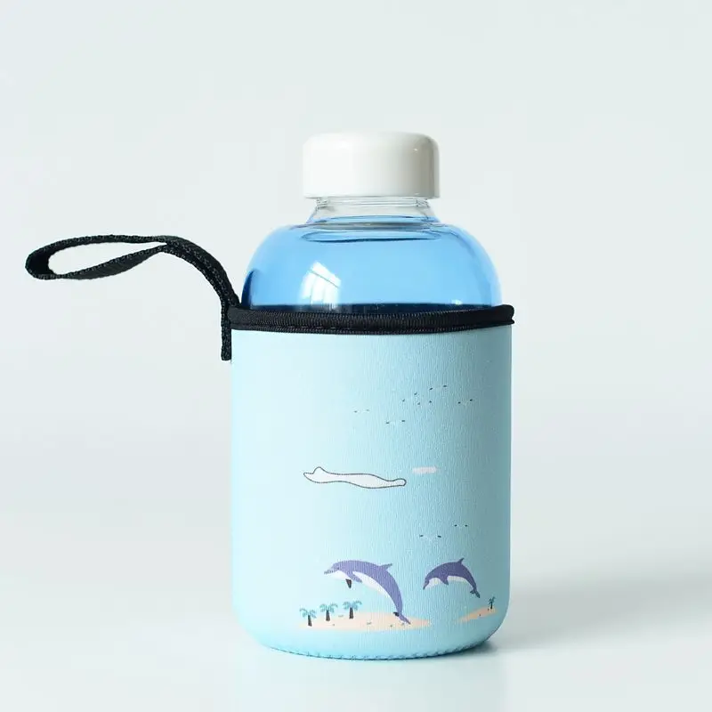 Креативная стеклянная бутылка для воды с изображением снежного лося с рукавом 600 мл милые бутылки с изображением Хаски полярный медведь Спортивная бутылка для кемпинга посуда для напитков - Цвет: Dolphin 600ml
