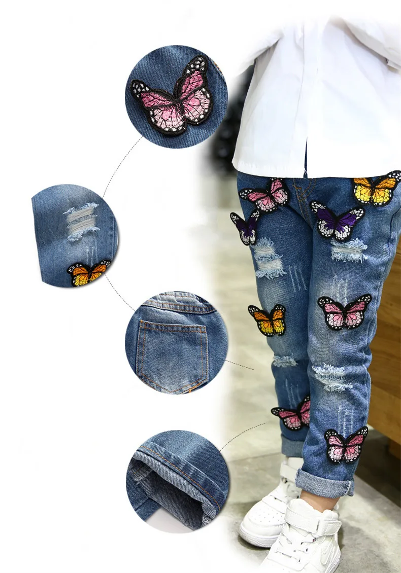 DFXD/малышей джинсы для девочек Демисезонный для маленьких девочек длинные прямые Красивая Бабочка патч синего джинсового цвета хлопок рваные штаны